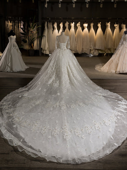 Luxuriöse Brautkleider in Duchesse-Linie mit V-Ausschnitt Halben Ärmeln Tüllapplikation Und Perlenstickerei Kathedralenschleppe
