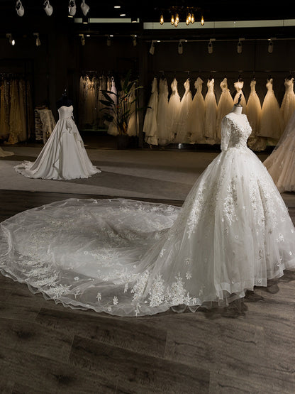 Luxuriöse Brautkleider in Duchesse-Linie mit V-Ausschnitt Halben Ärmeln Tüllapplikation Und Perlenstickerei Kathedralenschleppe